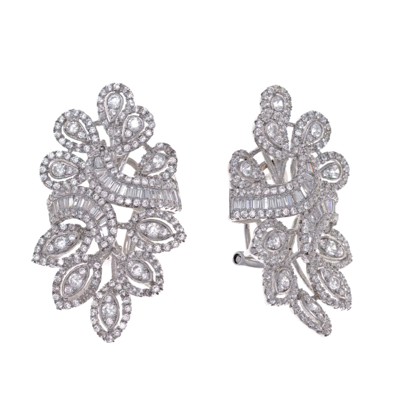 Pendiente fabricado en plata de 1ª Ley rodiado.
Formando un conjunto de hojas con circonitas.