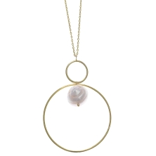 Collar fabricado en plata de 1ª ley. 
Formando dos aros con una perla chapado en oro.