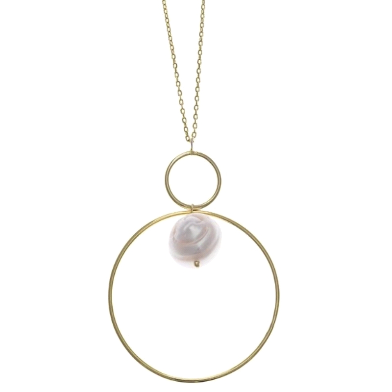 Collar fabricado en plata de 1ª ley. 
Formando dos aros con una perla chapado en oro.