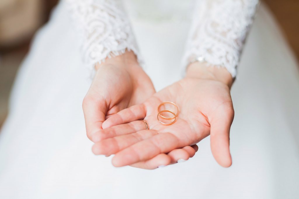 Arras de boda: cómo llevarlas y qué simbolizan