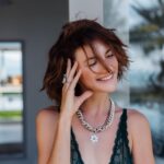 como combinar pendientes y collares
